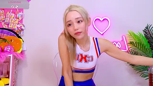 Snapshot of -LOCOMOCO- chatting on May 2026 10:43:01 AM -LOCOMOCO- online show from May 2026 10:43:01 AM