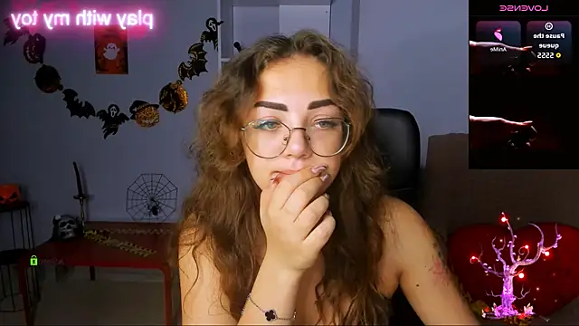 Snapshot of kiki_swan chatting on October 2025 07:40:01 AM kiki swan online show from October 2025 07:40:01 AM