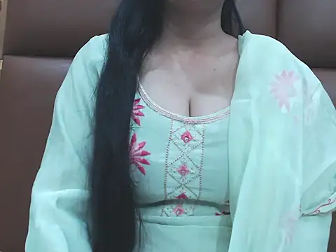 RealNaina online show from November 2025 05:39:02 PM