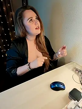 Juicy PeachLux online show from December 2025 05:56:02 PM