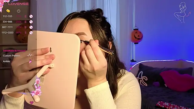 MiraLuccian online show from November 2025 01:54:02 PM