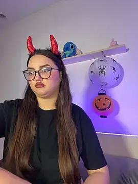 MiraLuccian online show from October 2025 06:54:02 PM