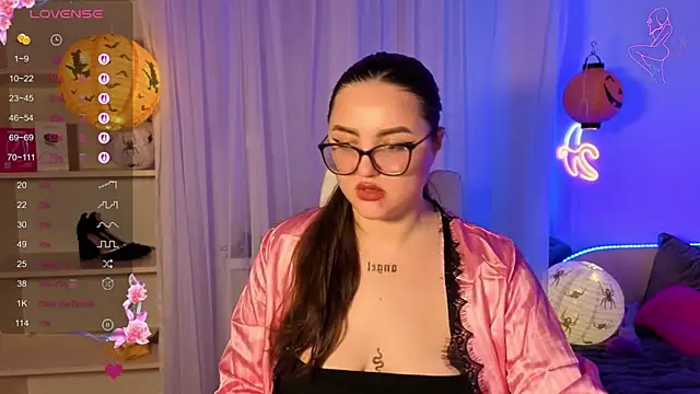 MiraLuccian online show from October 2025 06:43:02 PM