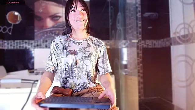 Small Hot19 online show from December 2025 10:17:02 AM