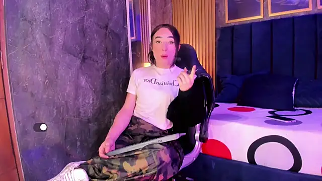 Small Hot19 online show from April 2026 10:18:02 AM