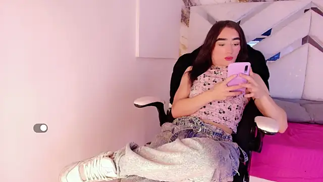 Small Hot19 online show from April 2026 09:04:02 AM