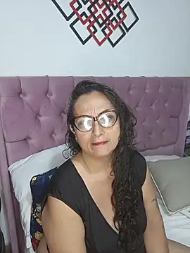 Snapshot of AlessandraLeroy chatting on November 2025 02:39:02 AM AlessandraLeroy online show from November 2025 02:39:02 AM