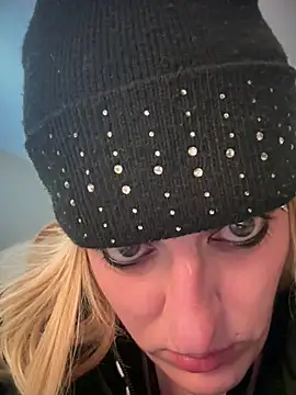 KITTYBOOBOOFUXX online show from April 2026 03:08:01 AM