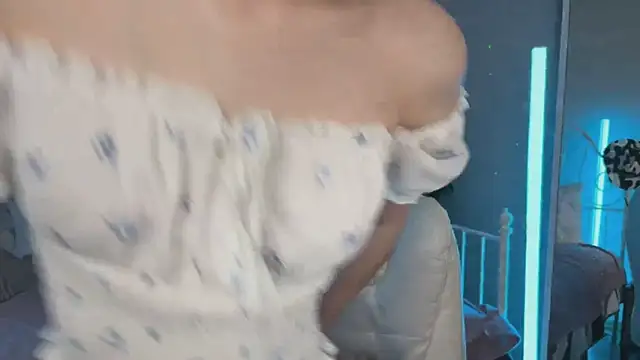 Snapshot of _Vikky_Moon_ chatting on June 2026 12:54:01 AM Vikky Moon online show from June 2026 12:54:01 AM