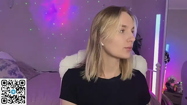 Snapshot of _Vikky_Moon_ chatting on July 2026 12:33:01 AM Vikky Moon online show from July 2026 12:33:01 AM