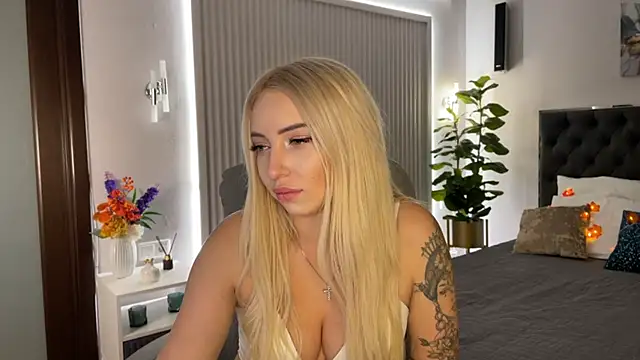 Snapshot of OhMyEmma chatting on October 2025 11:39:01 PM OhMyEmma online show from October 2025 11:39:01 PM