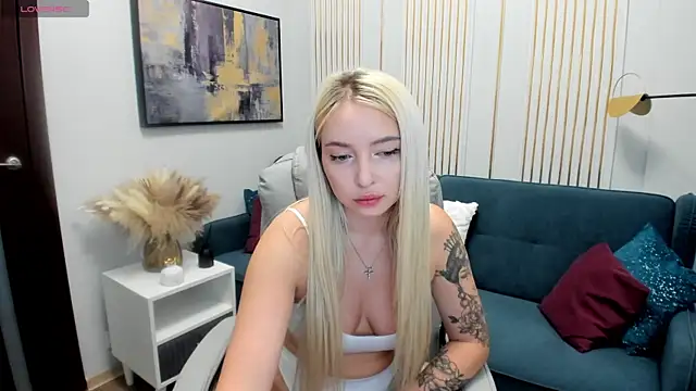 Snapshot of OhMyEmma chatting on March 2025 01:03:02 AM OhMyEmma online show from March 2025 01:03:02 AM