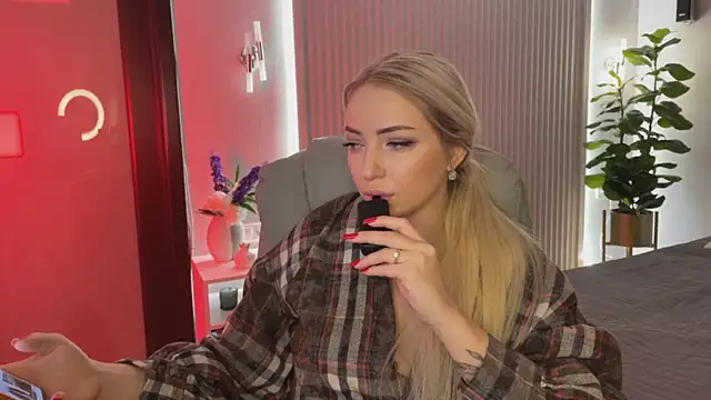 Snapshot of OhMyEmma chatting on November 2025 01:22:02 AM OhMyEmma online show from November 2025 01:22:02 AM