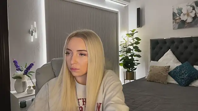 Snapshot of OhMyEmma chatting on December 2025 01:15:02 AM OhMyEmma online show from December 2025 01:15:02 AM