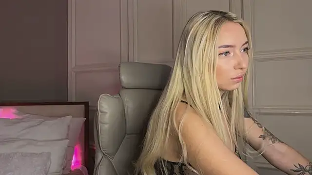 Snapshot of OhMyEmma chatting on March 2025 01:03:02 AM OhMyEmma online show from March 2025 01:03:02 AM