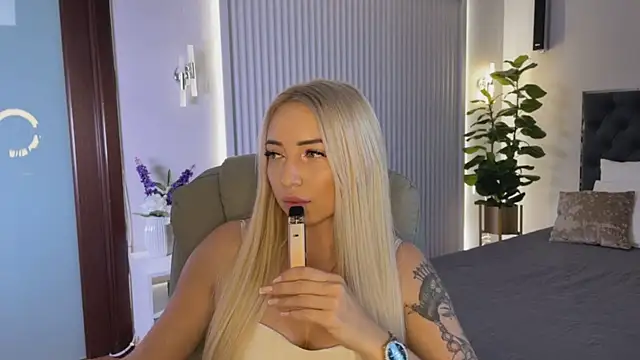 Snapshot of OhMyEmma chatting on September 2025 01:56:01 AM OhMyEmma online show from September 2025 01:56:01 AM