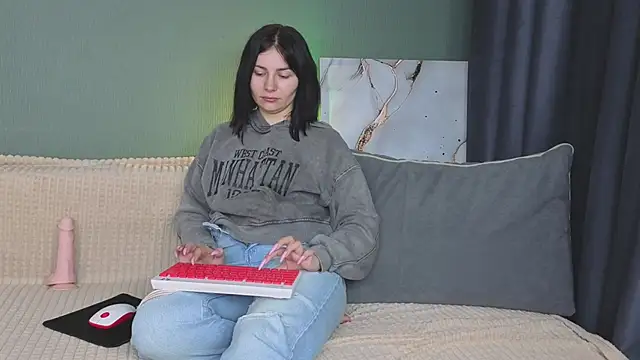 Charlotte Woods online show from September 2025 04:18:02 AM