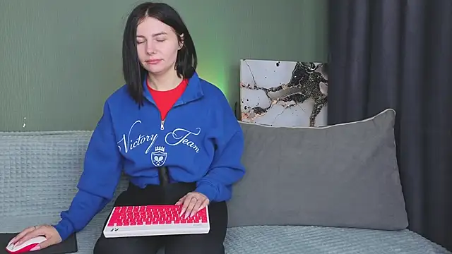 Charlotte Woods online show from September 2025 04:13:02 AM