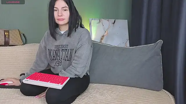 Charlotte Woods online show from October 2025 04:36:02 AM