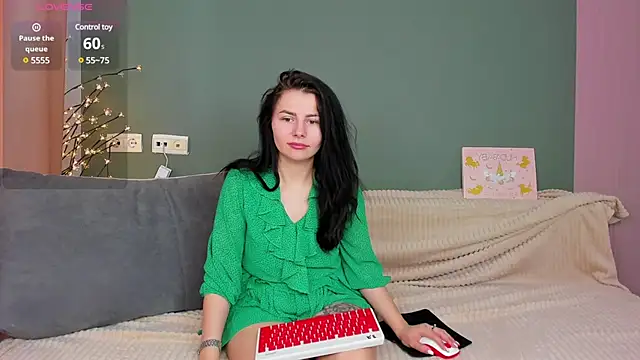 Charlotte Woods online show from March 2025 04:28:01 AM