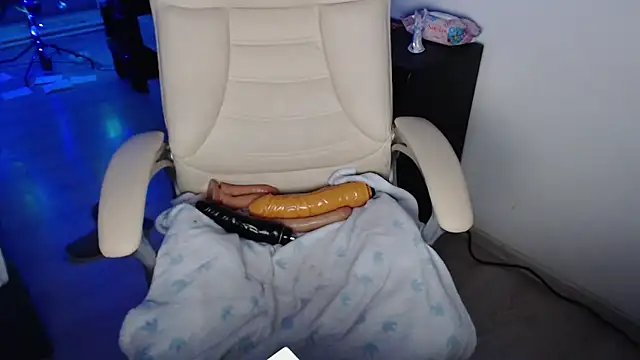 Snapshot of ElssaRush chatting on December 2025 06:24:01 PM ElssaRush online show from December 2025 06:24:01 PM