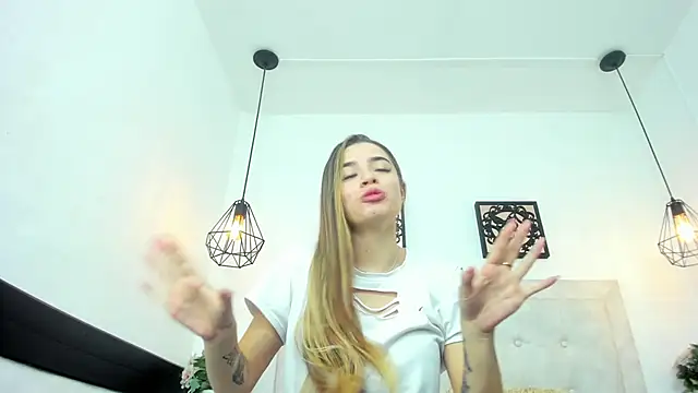 Snapshot of Lola_Blondie chatting on March 2025 12:06:02 PM Lola Blondie online show from March 2025 12:06:02 PM