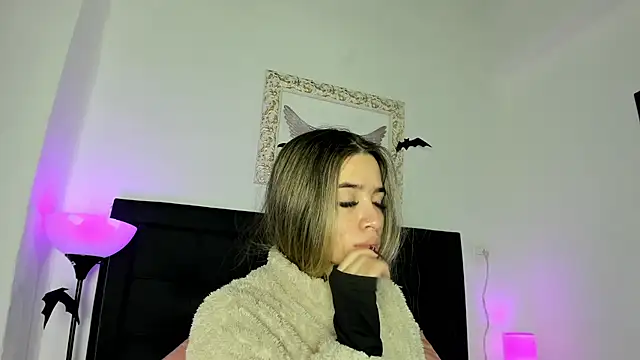 Lola Blondie online show from November 2025 12:31:02 PM