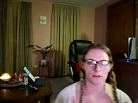 Snapshot of AlicePayne chatting on March 2025 05:11:01 AM AlicePayne online show from March 2025 05:11:01 AM