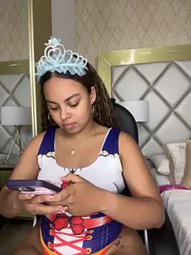 Snapshot of AlesiaCooper chatting on October 2025 08:43:01 PM AlesiaCooper online show from October 2025 08:43:01 PM