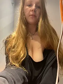 Snapshot of feedeegeorgie chatting on March 2025 06:01:02 PM feedeegeorgie online show from March 2025 06:01:02 PM