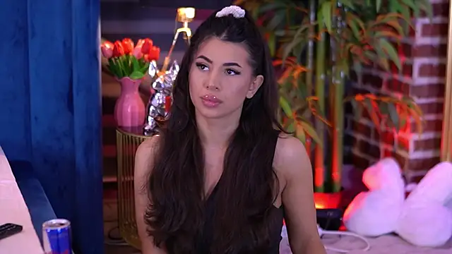 Snapshot of TanyaVonDe chatting on February 2026 07:02:02 PM TanyaVonDe online show from February 2026 07:02:02 PM