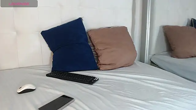 willow smitt online show from December 2025 12:22:02 PM