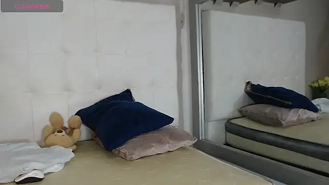 willow smitt online show from December 2025 12:59:02 PM