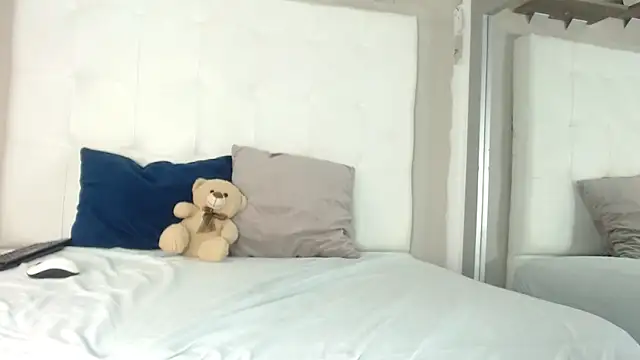 willow smitt online show from October 2025 03:13:02 PM