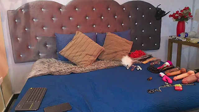 Lia Valmont online show from September 2025 07:21:02 PM