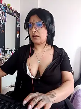 Snapshot of DaniPoison chatting on November 2025 05:49:02 PM DaniPoison online show from November 2025 05:49:02 PM