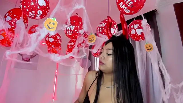 Snapshot of sweet_cinamon chatting on October 2025 01:43:02 PM sweet cinamon online show from October 2025 01:43:02 PM