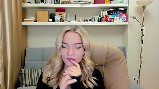 Snapshot of Kara_Smith_ chatting on February 2025 09:27:01 PM Kara Smith online show from February 2025 09:27:01 PM