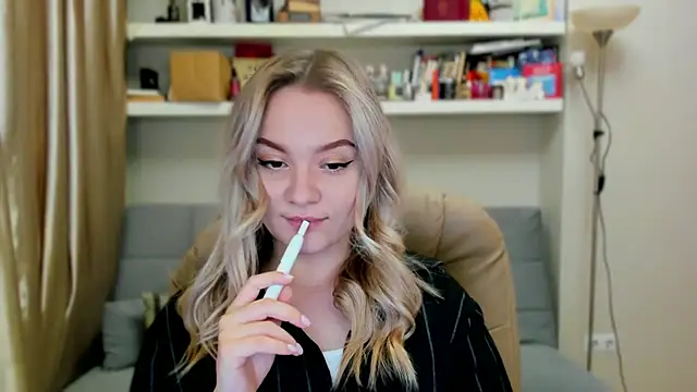 Kara Smith  online show from November 2025 12:47:02 AM