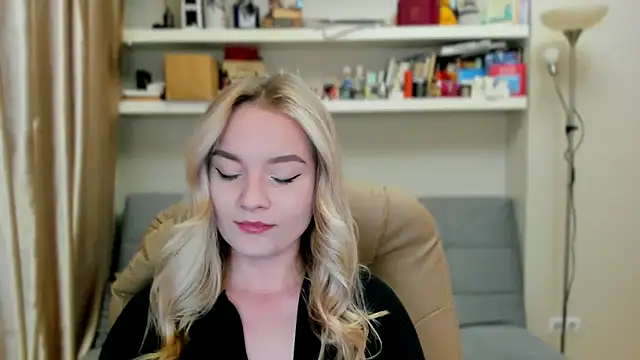Snapshot of Kara_Smith_ chatting on October 2025 10:44:01 PM Kara Smith online show from October 2025 10:44:01 PM