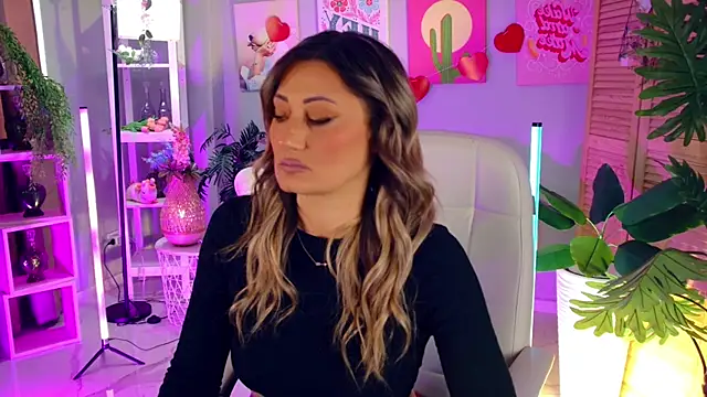 SarahAlluring online show from April 2026 12:23:01 PM