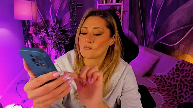 SarahAlluring online show from November 2025 12:28:01 PM