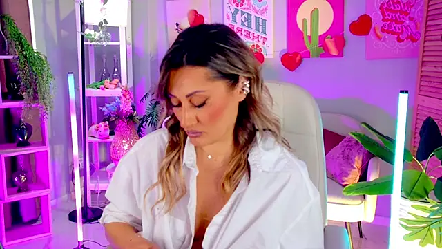 SarahAlluring online show from April 2026 12:01:01 PM