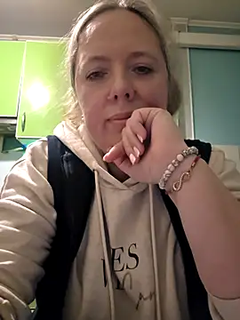 Irina3718 online show from December 2025 09:53:01 PM