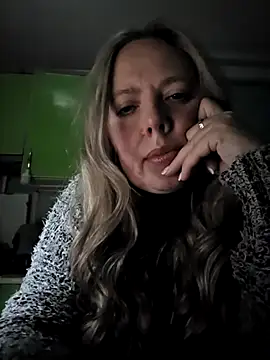 Irina3718 online show from December 2025 09:28:01 PM