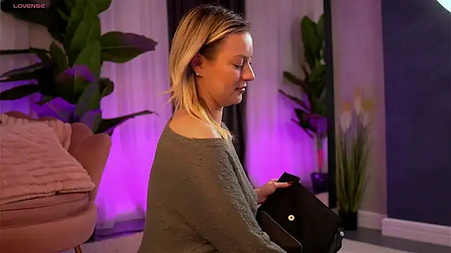 AnnastasiaMills online show from November 2025 08:47:02 PM