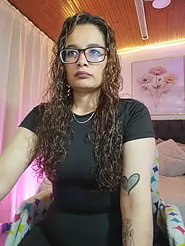Rose Thompson1 online show from May 2026 01:39:02 PM