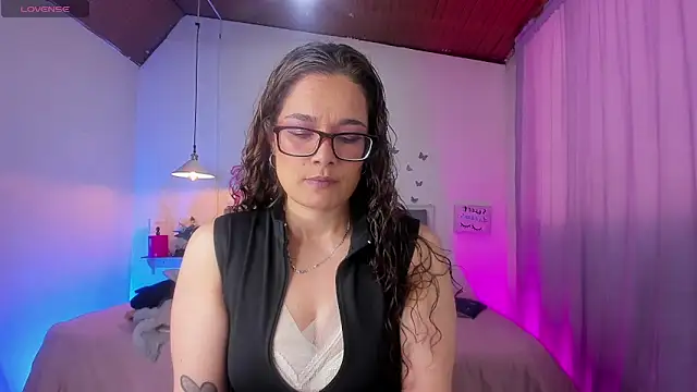Rose Thompson1 online show from May 2026 01:36:01 PM