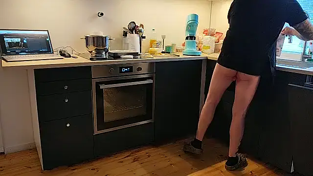 Snapshot of LucysSluttyHubby chatting on December 2025 10:14:02 AM LucysSluttyHubby online show from December 2025 10:14:02 AM