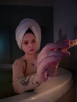 Snapshot of LoganPeny chatting on December 2025 07:08:02 PM LoganPeny online show from December 2025 07:08:02 PM